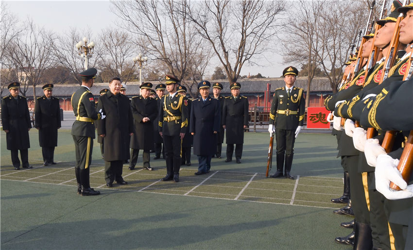 新春佳節(jié)即將到來(lái)之際，中共中央總書(shū)記、國(guó)家主席、中央軍委主席習(xí)近平2019年2月2日專程來(lái)到北京衛(wèi)戍區(qū)，深入基層班排，察看執(zhí)勤哨位，親切慰問(wèn)部隊(duì)官兵，代表黨中央和中央軍委，向全體人民解放軍指戰(zhàn)員、武警部隊(duì)官兵、民兵預(yù)備役人員致以誠(chéng)摯問(wèn)候和新春祝福。這是習(xí)近平觀看國(guó)旗中隊(duì)官兵護(hù)旗隊(duì)列動(dòng)作訓(xùn)練。新華社記者 李剛 攝