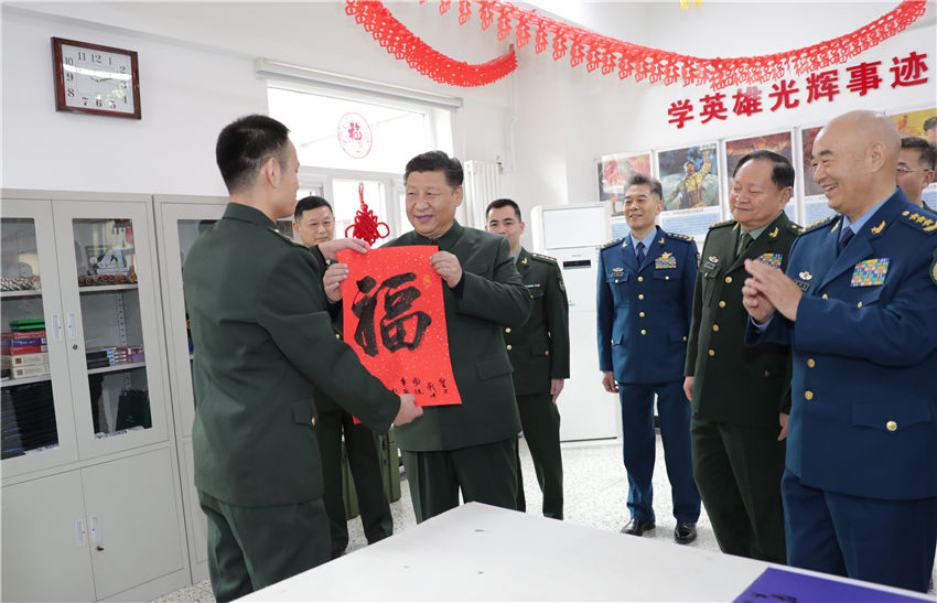 新春佳節即將到來之際，中共中央總書記、國家主席、中央軍委主席習近平2019年2月2日專程來到北京衛戍區，深入基層班排，察看執勤哨位，親切慰問部隊官兵，代表黨中央和中央軍委，向全體人民解放軍指戰員、武警部隊官兵、民兵預備役人員致以誠摯問候和新春祝福。這是北京衛戍區支援保障大隊警衛勤務一中隊戰士現場書寫“福”字敬送習主席，表達官兵對習主席的新春祝福。新華社記者 李剛 攝