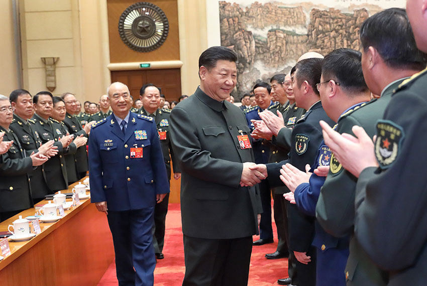 2019年3月12日下午，中共中央總書記、國家主席、中央軍委主席習(xí)近平出席十三屆全國人大二次會議解放軍和武警部隊(duì)代表團(tuán)全體會議並發(fā)表重要講話。這是會議開始前，習(xí)近平親切接見與會代表。 新華社記者 李剛 攝