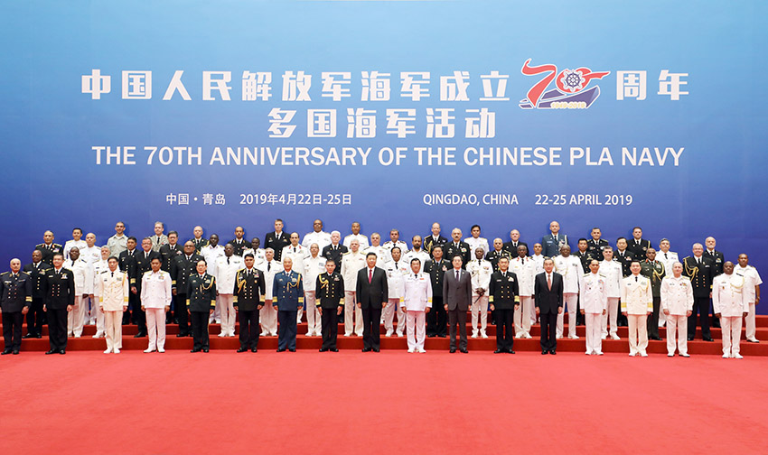 2019年4月23日上午，國家主席、中央軍委主席習近平在青島集體會見應邀出席中國人民解放軍海軍成立70周年多國海軍活動的外方代表團團長，代表中國政府和軍隊向出席活動的各國海軍官兵表示熱烈歡迎。圖為會見前，習近平同應邀出席中國人民解放軍海軍成立70周年多國海軍活動的外方代表團團長合影。 新華社記者 李剛 攝