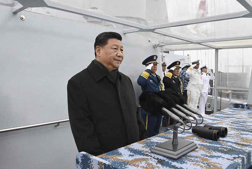 2019年4月23日下午，中共中央總書記、國家主席、中央軍委主席習近平出席慶祝人民海軍成立70周年海上閱兵活動。12時40分許，習近平來到青島奧帆中心碼頭，檢閱中國人民解放軍海軍儀仗隊，隨后登上執行檢閱任務的西寧艦。 新華社記者 李剛 攝