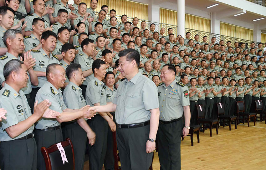 2019年5月21日，中共中央總書記、國家主席、中央軍委主席習近平到陸軍步兵學院視察。這是習近平親切接見駐江西部隊副師職以上領導干部和建制團級單位主官、陸軍步兵學院本部正團職以上干部和石家莊校區主官、專家教授代表。新華社記者 李剛 攝