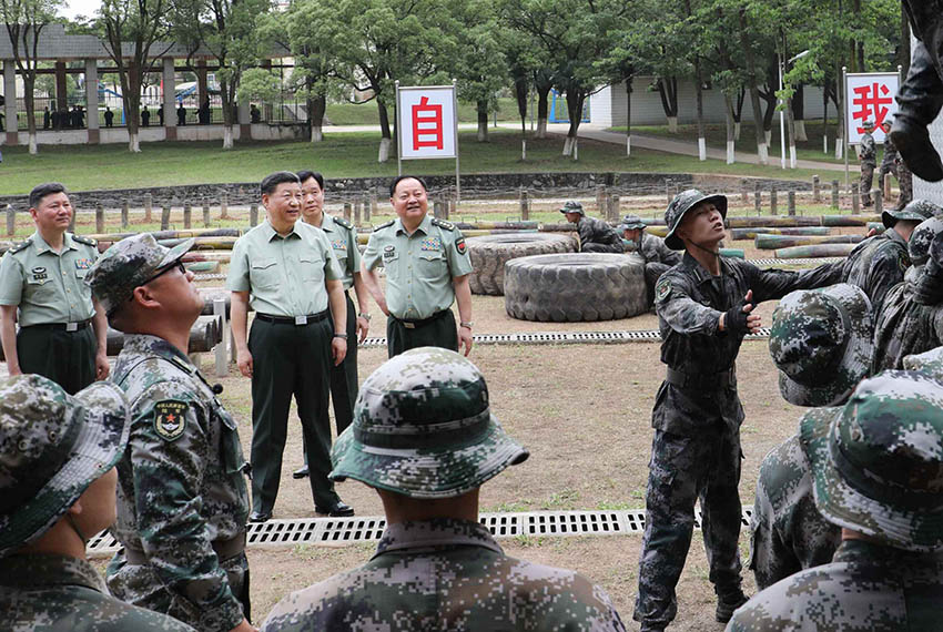 2019年5月21日，中共中央總書記、國家主席、中央軍委主席習近平到陸軍步兵學院視察。這是習近平觀看學員進行極限訓練。新華社記者 李剛 攝