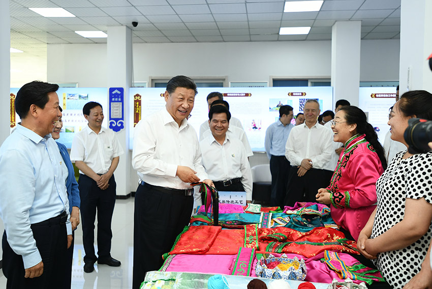 7月15日，中共中央總書記、國家主席、中央軍委主席習近平赴內蒙古自治區考察調研。這是習近平在赤峰市鬆山區興安街道臨潢家園社區了解情況。 新華社記者 謝環馳 攝