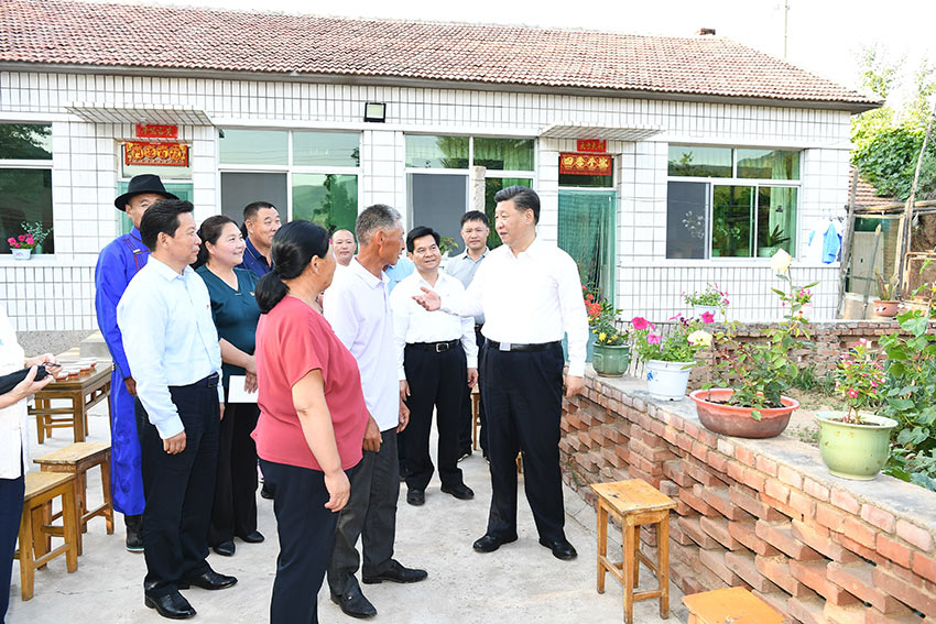 7月15日，中共中央總書記、國家主席、中央軍委主席習近平赴內(nèi)蒙古自治區(qū)考察調(diào)研。這是習近平在赤峰市喀喇沁旗河南街道馬鞍山村了解情況。 新華社記者 謝環(huán)馳 攝