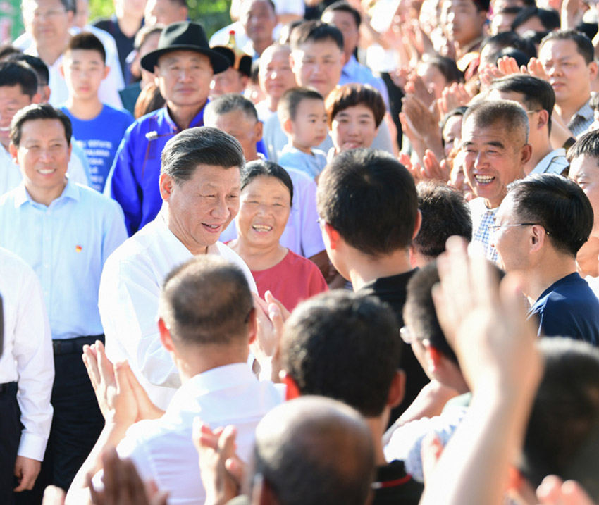 7月15日，中共中央總書記、國(guó)家主席、中央軍委主席習(xí)近平赴內(nèi)蒙古自治區(qū)考察調(diào)研。這是習(xí)近平在赤峰市喀喇沁旗河南街道馬鞍山村同群眾親切握手。 新華社記者 謝環(huán)馳 攝