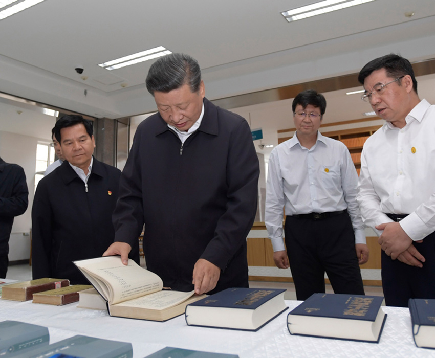 7月16日，中共中央總書記、國家主席、中央軍委主席習近平在內蒙古考察並指導開展“不忘初心、牢記使命”主題教育。這是習近平在位於呼和浩特市的內蒙古大學了解學校建設發展歷史、教學科研工作情況。 新華社記者 李學仁 攝