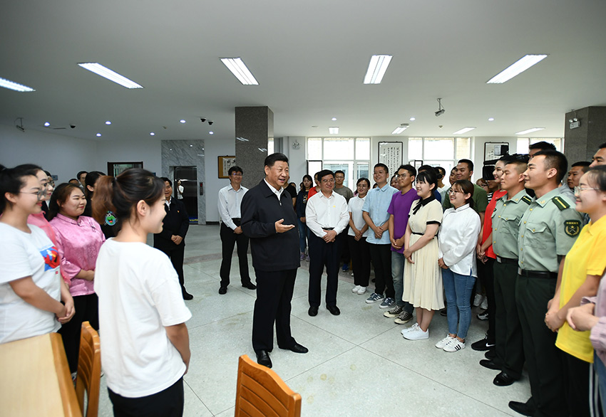 7月16日，中共中央總書記、國家主席、中央軍委主席習近平在內蒙古考察並指導開展“不忘初心、牢記使命”主題教育。這是習近平在內蒙古大學圖書館同學生們親切交談，勉勵他們志存高遠、腳踏實地、發奮圖強。 新華社記者 謝環馳 攝
