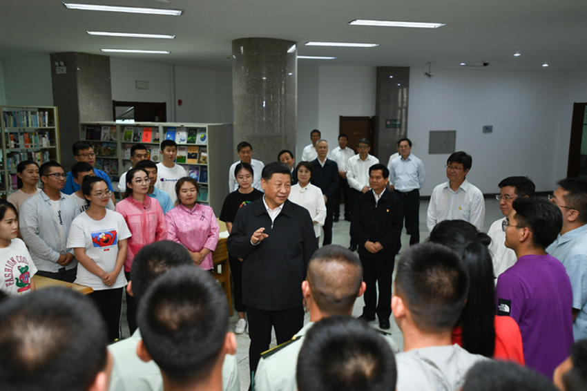 7月16日，中共中央總書記、國家主席、中央軍委主席習近平在內蒙古考察並指導開展“不忘初心、牢記使命”主題教育。這是習近平在位於呼和浩特市的內蒙古大學看望師生代表。 新華社記者 謝環馳 攝