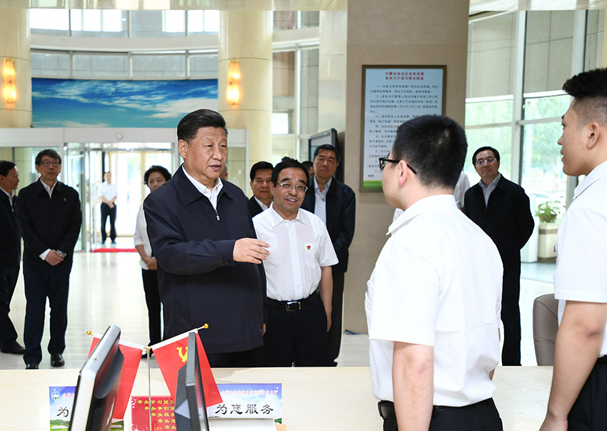 7月16日，中共中央總書記、國家主席、中央軍委主席習近平在內蒙古考察並指導開展“不忘初心、牢記使命”主題教育。這是習近平在內蒙古自治區自然資源廳自然資源政務大廳同工作人員交談，了解開展主題教育和落實便捷高效政務服務等情況。 新華社記者 謝環馳 攝