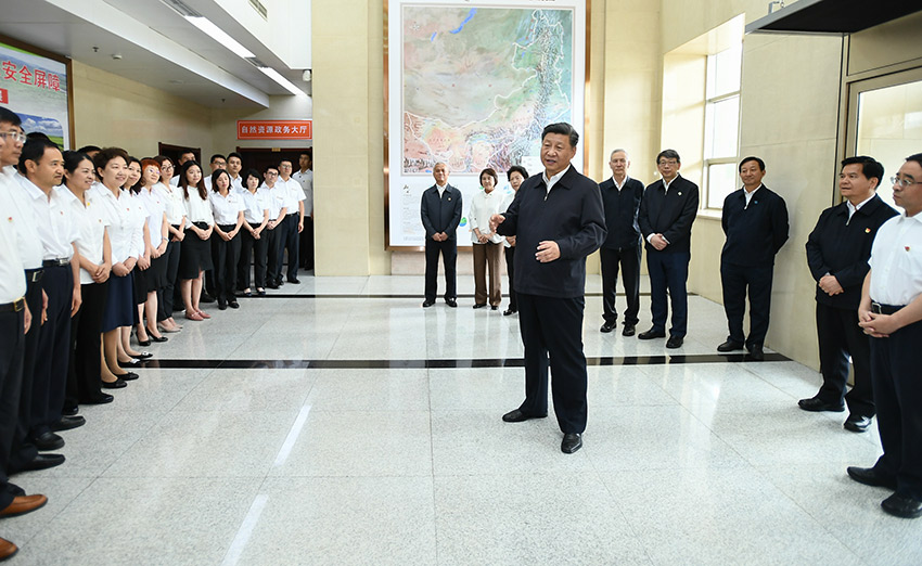 7月16日，中共中央總書記、國家主席、中央軍委主席習近平在內蒙古考察並指導開展“不忘初心、牢記使命”主題教育。這是習近平到內蒙古自治區自然資源廳，實地調研指導開展“不忘初心、牢記使命”主題教育。 新華社記者 謝環馳 攝
