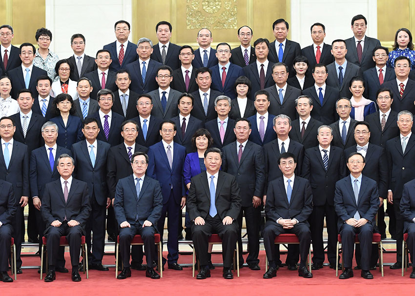 7月17日，黨和國(guó)家領(lǐng)導(dǎo)人習(xí)近平、王滬寧等在北京人民大會(huì)堂會(huì)見回國(guó)參加2019年度駐外使節(jié)工作會(huì)議的全體使節(jié)。 新華社記者 張領(lǐng) 攝