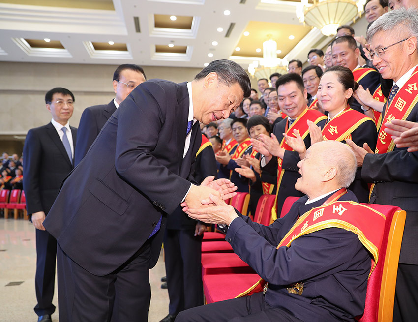 7月26日，黨和國(guó)家領(lǐng)導(dǎo)人習(xí)近平、李克強(qiáng)、王滬寧等在北京會(huì)見(jiàn)全國(guó)退役軍人工作會(huì)議全體代表。 新華社記者 丁林 攝