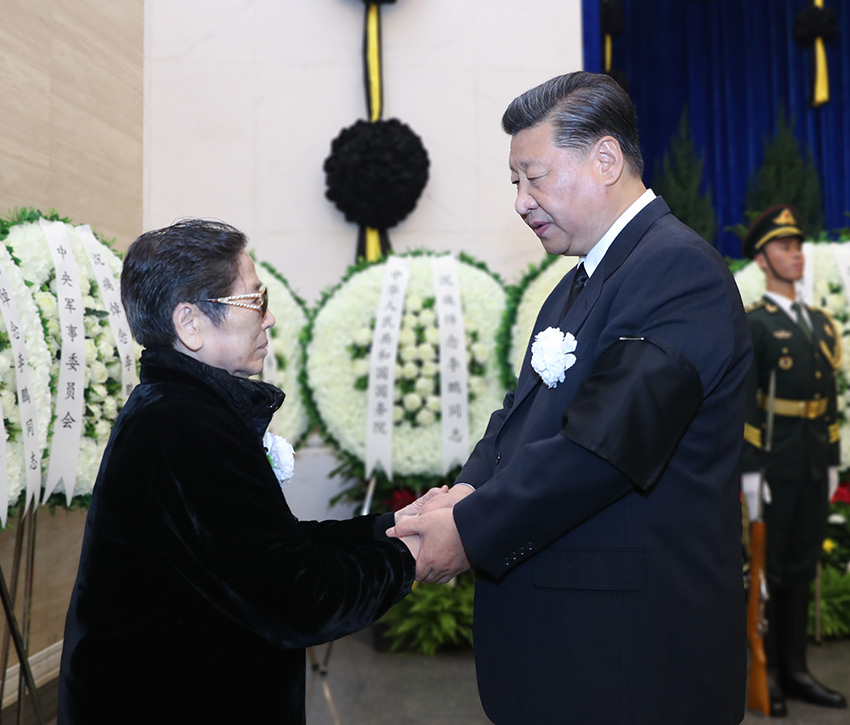 7月29日，李鵬同志遺體在北京八寶山革命公墓火化。習近平、李克強、栗戰書、汪洋、王滬寧、趙樂際、韓正、王岐山、江澤民等前往八寶山送別，胡錦濤在外地送花圈表示哀悼。這是習近平與李鵬親屬握手，表示深切慰問。 新華社記者 鞠鵬 攝