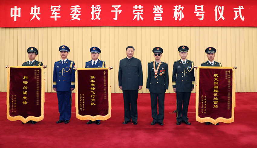 2019年7月31日，中央軍委授予榮譽稱號儀式在北京隆重舉行。中央軍委主席習(xí)近平向1名獲得榮譽稱號的個人頒授獎?wù)潞驮^書，向3個獲得榮譽稱號的單位頒授獎旗。這是習(xí)近平同獲得榮譽稱號的個人和單位代表集體合影。 新華社記者 李剛 攝