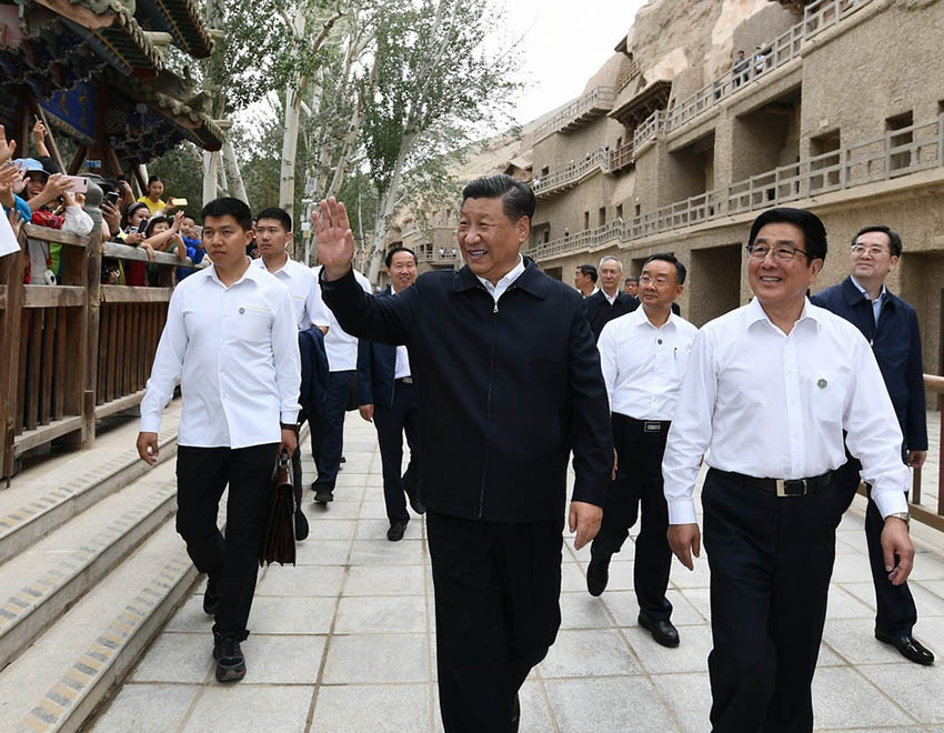 8月19日至22日，中共中央總書記、國家主席、中央軍委主席習(xí)近平在甘肅考察。這是19日下午，習(xí)近平在敦煌莫高窟考察調(diào)研時(shí)，向正在參觀的游客親切招手致意。 新華社記者 謝環(huán)馳 攝