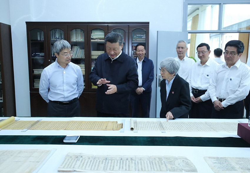 8月19日，中共中央總書記、國家主席、中央軍委主席習(xí)近平來到敦煌研究院，察看珍藏文物和學(xué)術(shù)成果展示，並同有關(guān)專家、學(xué)者和文化單位代表座談。 新華社記者 鞠鵬 攝