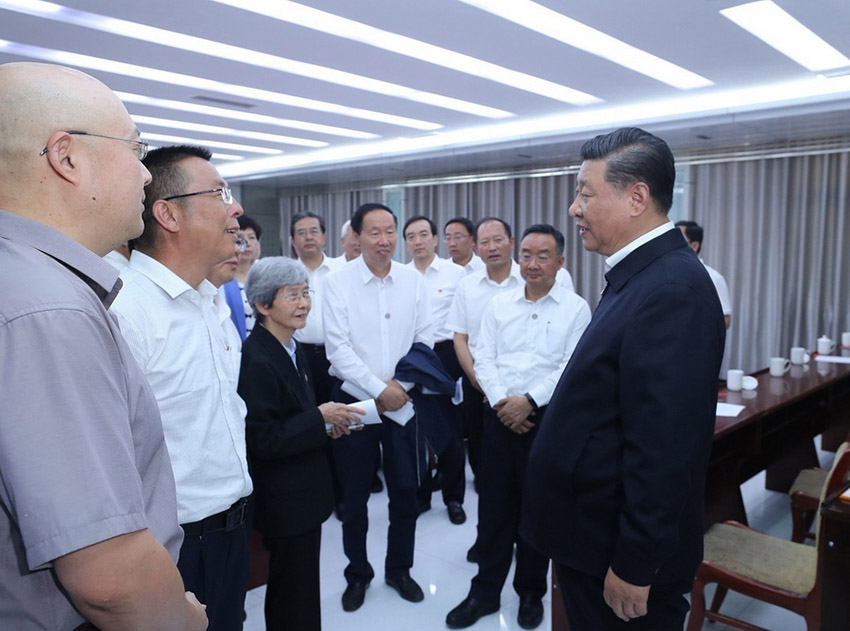 8月19日，中共中央總書記、國家主席、中央軍委主席習(xí)近平來到敦煌研究院，察看珍藏文物和學(xué)術(shù)成果展示，並同有關(guān)專家、學(xué)者和文化單位代表座談。 新華社記者 鞠鵬 攝