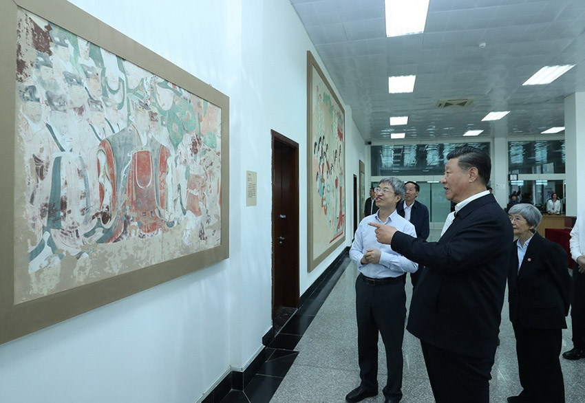 8月19日，中共中央總書記、國家主席、中央軍委主席習近平來到敦煌研究院，察看珍藏文物和學術成果展示，並同有關專家、學者和文化單位代表座談。 新華社記者 鞠鵬 攝