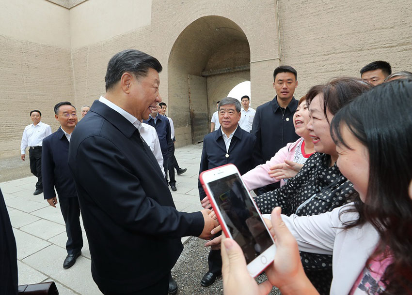 8月20日上午，中共中央總書記、國家主席、中央軍委主席習近平來到嘉峪關關城，登上城樓察看關城整體面貌，聽取河西走廊長城、關隘歷史文化情況介紹。 新華社記者 鞠鵬 攝