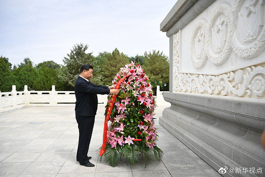 8月20日上午，中共中央總書記、國家主席、中央軍委主席習近平來到甘肅省張掖市高臺縣，瞻仰中國工農(nóng)紅軍西路軍紀念碑和陣亡烈士公墓，向西路軍革命先烈敬獻花籃，並參觀了中國工農(nóng)紅軍西路軍紀念館。 新華社記者 謝環(huán)馳 攝