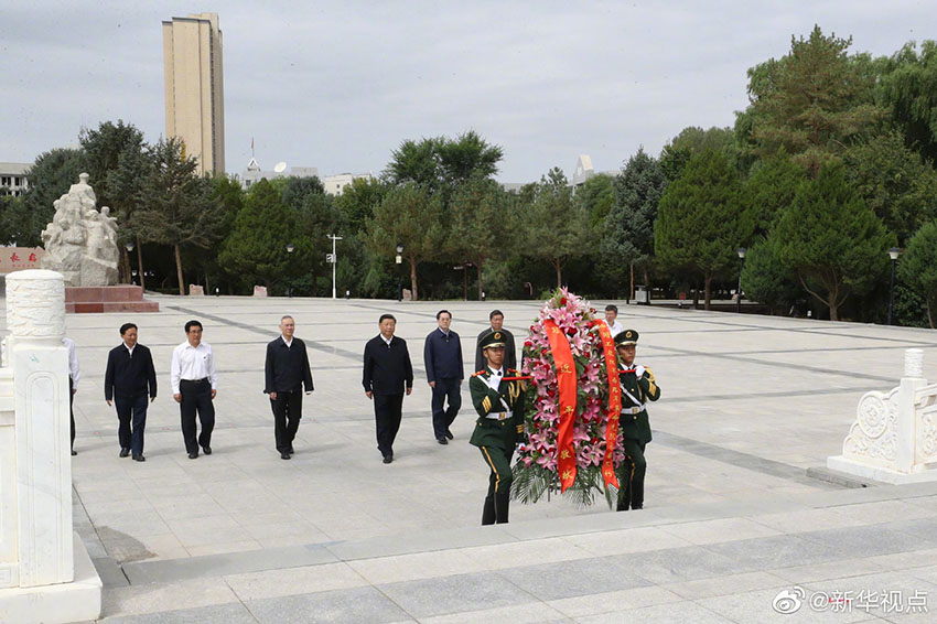 8月19日至22日，中共中央總書記、國家主席、中央軍委主席習(xí)近平在甘肅考察。這是20日上午，習(xí)近平來到張掖市高臺縣，瞻仰中國工農(nóng)紅軍西路軍紀(jì)念碑，向革命先烈敬獻(xiàn)花籃。 新華社記者 鞠鵬 攝