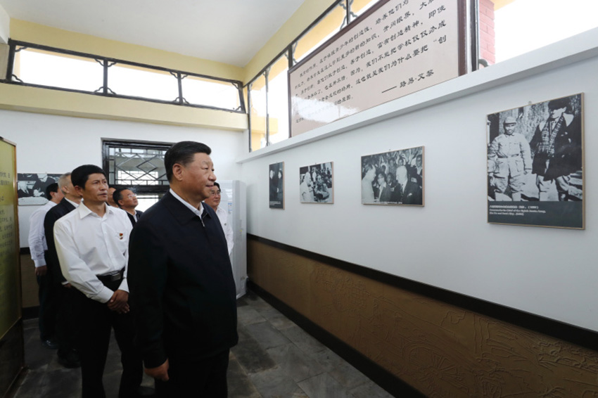 8月19日至22日，中共中央總書記、國家主席、中央軍委主席習近平在甘肅考察。這是20日下午，習近平在張掖市山丹培黎學校參觀學校創辦人路易·艾黎故居。 新華社記者 鞠鵬 攝