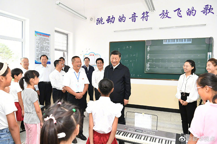 8月19日至22日，中共中央總書記、國家主席、中央軍委主席習近平在甘肅考察。這是21日上午，習近平在武威市古浪縣黃花灘生態移民區富民新村富民小學的音樂教室，認真觀看正在進行的音樂課教學。 新華社記者 謝環馳 攝