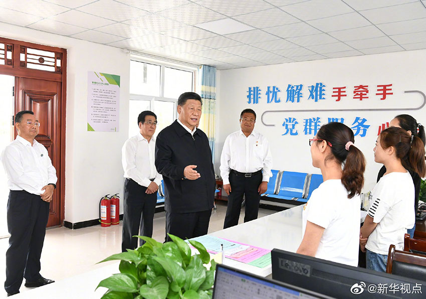 8月19日至22日，中共中央總書記、國家主席、中央軍委主席習近平在甘肅考察。這是21日上午，習近平在武威市古浪縣黃花灘生態移民區富民新村黨群服務中心考察。 新華社記者 謝環馳 攝