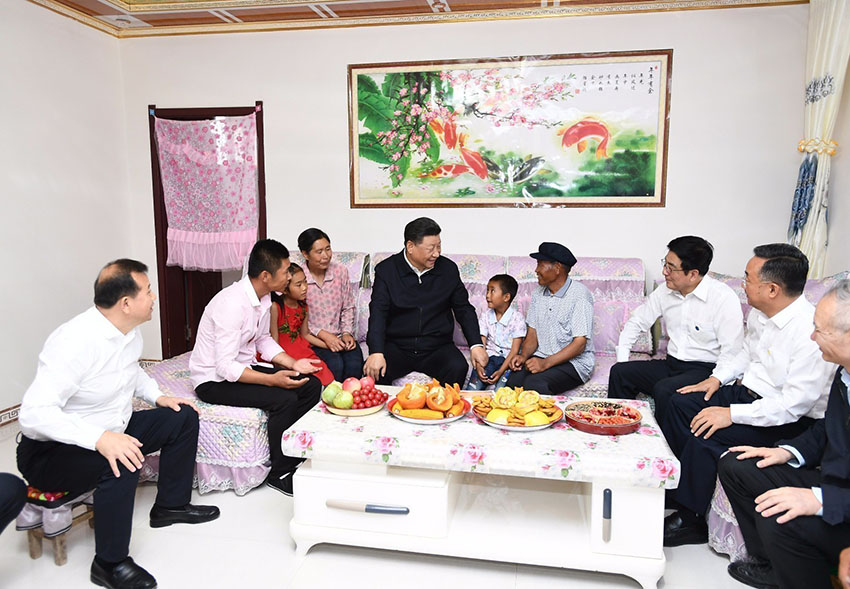 8月21日，中共中央總書記、國家主席、中央軍委主席習近平繼續在甘肅考察。這是習近平來到武威市古浪縣黃花灘生態移民區富民新村，了解易地搬遷群眾生產生活及脫貧致富情況。 新華社記者 謝環馳 攝