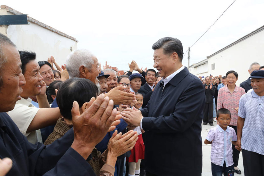 8月19日至22日，中共中央總書記、國家主席、中央軍委主席習近平在甘肅考察。這是21日上午，習近平在武威市古浪縣黃花灘生態移民區富民新村同村民親切交談。 新華社記者 鞠鵬 攝