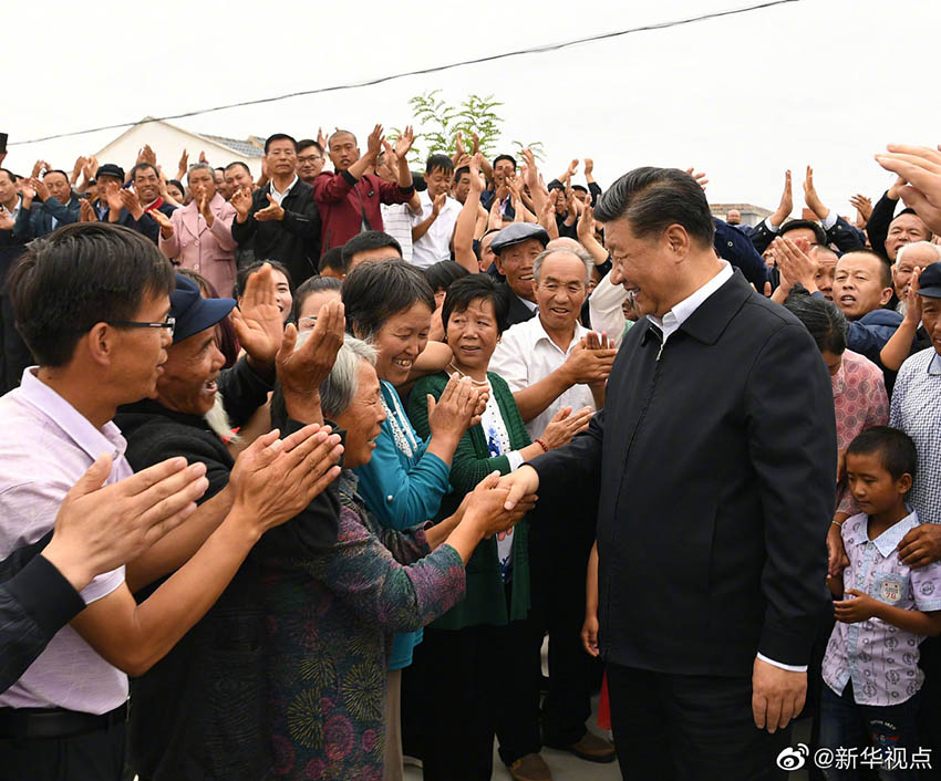 21日，習近平總書記繼續在甘肅考察。上午，習近平來到武威市古浪縣黃花灘生態移民區富民新村，了解易地搬遷群眾生產生活及脫貧致富情況。隨后，他乘車前往八步沙林場，實地察看當地治沙造林、生態保護等情況。（文字記者：張曉鬆、朱基釵 攝影記者：鞠鵬、謝環馳）