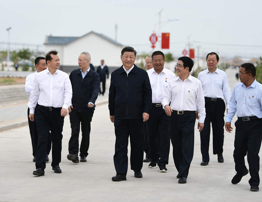 8月21日上午，正在甘肅考察的中共中央總書記、國家主席、中央軍委主席習(xí)近平來到古浪縣黃花灘生態(tài)移民區(qū)富民新村，看望從山區(qū)生態(tài)移民易地扶貧搬遷的鄉(xiāng)親們。 新華社記者 謝環(huán)馳 攝