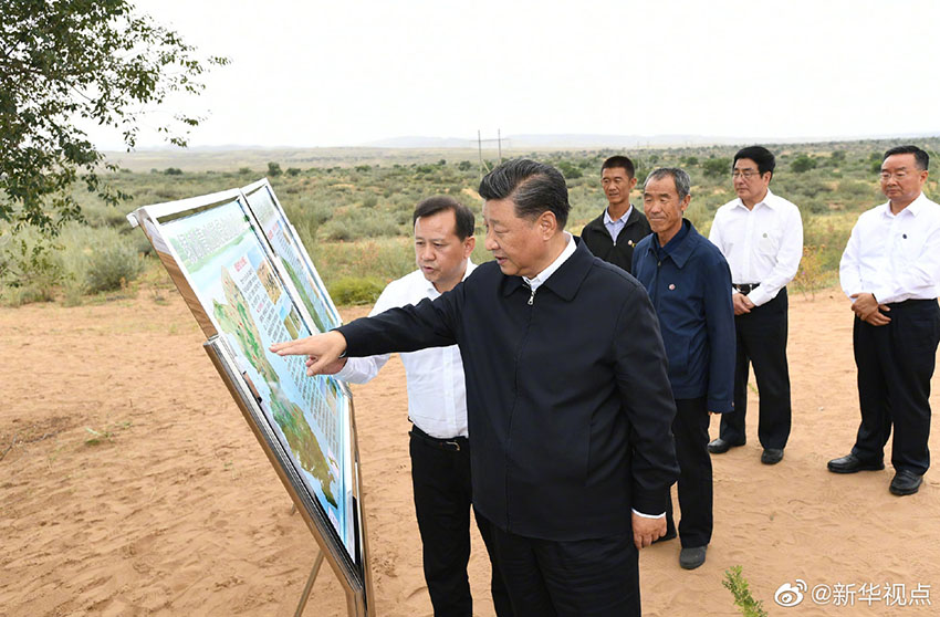 8月21日，中共中央總書記、國家主席、中央軍委主席習近平繼續在甘肅考察。這是習近平來到武威市古浪縣八步沙林場，實地察看當地治沙造林、生態保護等情況。 新華社記者 謝環馳 攝