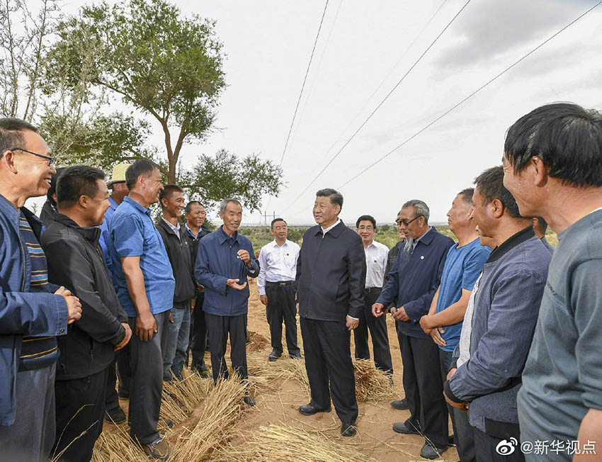 8月19日至22日，中共中央總書記、國家主席、中央軍委主席習近平在甘肅考察。這是21日上午，習近平在武威市古浪縣八步沙林場實地了解“草方格壓沙”作業。 新華社記者 謝環馳 攝