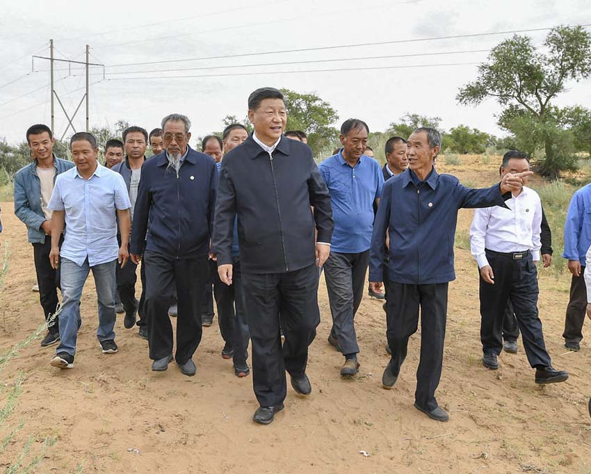 21日，習(xí)近平總書記繼續(xù)在甘肅考察。上午，習(xí)近平來到武威市古浪縣黃花灘生態(tài)移民區(qū)富民新村，了解易地搬遷群眾生產(chǎn)生活及脫貧致富情況。隨后，他乘車前往八步沙林場，實(shí)地察看當(dāng)?shù)刂紊吃炝帧⑸鷳B(tài)保護(hù)等情況。（文字記者：張曉鬆、朱基釵 攝影記者：鞠鵬、謝環(huán)馳）