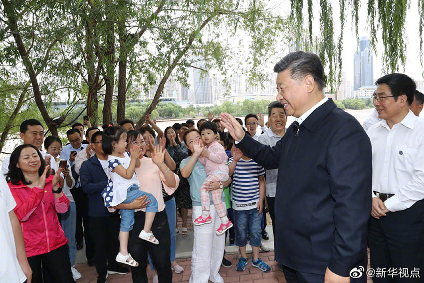 8月19日至22日，中共中央總書記、國家主席、中央軍委主席習近平在甘肅考察。這是21日下午，習近平在蘭州市黃河治理蘭鐵泵站項目點同正在休閑的群眾親切交談。 新華社記者 鞠鵬 攝