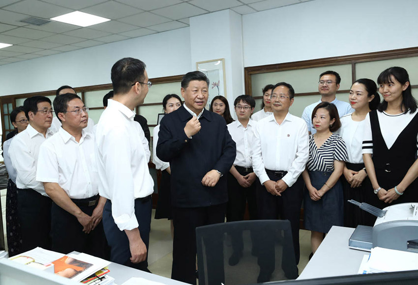 8月19日至22日，中共中央總書記、國家主席、中央軍委主席習近平在甘肅考察。這是21日下午，習近平在《讀者》編輯部同工作人員交流，勉勵他們為人民提供更多優秀精神食糧。 新華社記者 鞠鵬 攝