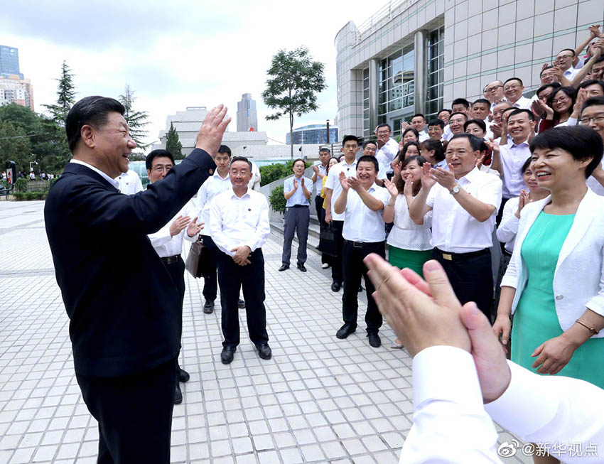 8月19日至22日，中共中央總書記、國家主席、中央軍委主席習近平在甘肅考察。這是21日下午，習近平在讀者出版集團有限公司同工作人員親切交談。 新華社記者 鞠鵬 攝