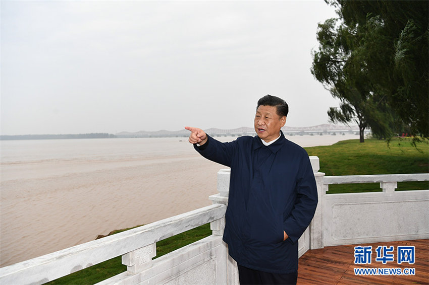 9月17日，中共中央總書記、國家主席、中央軍委主席習近平在鄭州考察。這是習近平來到黃河國家地質公園，就黃河流域治理和生態保護進行調研。 新華社記者 謝環馳 攝