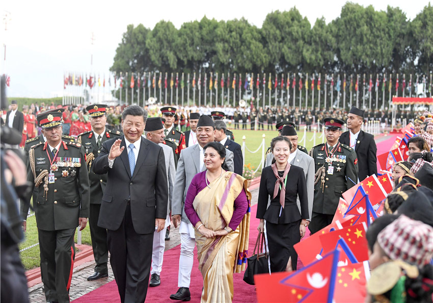 10月12日，國家主席習近平乘專機抵達加德滿都，開始對尼泊爾進行國事訪問。尼泊爾總統班達裡在機場為習近平舉行具有濃郁尼泊爾民族特色的歡迎儀式。 新華社記者 高潔 攝