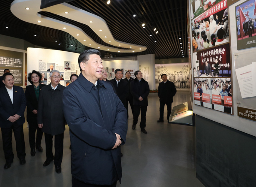 1月17日，中共中央總書記、國家主席、中央軍委主席習近平在天津考察調研。這是習近平在天津市和平區新興街朝陽裡社區察看社區志願服務展館。 新華社記者 鞠鵬 攝