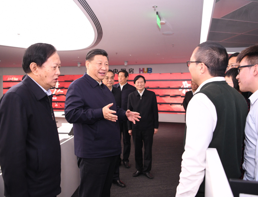 1月25日，中共中央政治局在人民日報社就全媒體時代和媒體融合發展舉行第十二次集體學習。這是中共中央總書記習近平在人民日報“中央廚房”同採編人員親切交談。 新華社記者 燕雁 攝