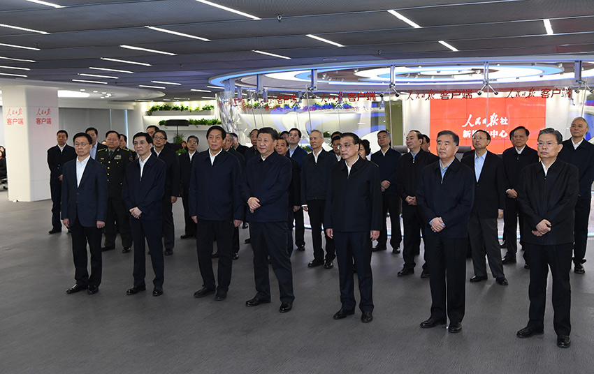1月25日，中共中央政治局在人民日報社就全媒體時代和媒體融合發展舉行第十二次集體學習。這是習近平、李克強、栗戰書、汪洋、王滬寧、趙樂際、韓正等在人民日報新媒體中心聽取報社微博、微信公眾號、客戶端建設情況匯報，並觀看新媒體產品展示。 新華社記者 饒愛民 攝