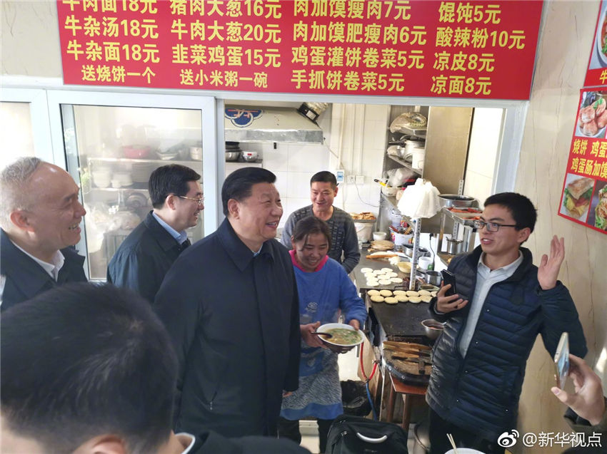 2月1日中午，習(xí)近平結(jié)束在北京市前門東區(qū)看望慰問乘車返回途中，特意走進(jìn)位於前門石頭胡同的快遞服務(wù)點、小吃店，看望仍在工作的“快遞小哥”等勞動者，了解他們工作和生活情況。