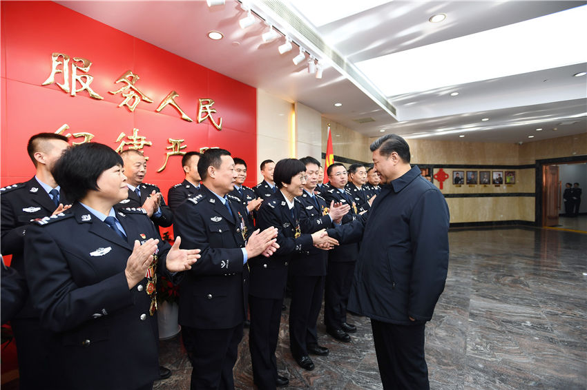 2月1日，中共中央總書記、國家主席、中央軍委主席習近平在北京看望慰問基層干部群眾，考察北京冬奧會、冬殘奧會籌辦工作。這是1日上午，習近平在北京市公安局，同公安英模和干警代表一一握手，向全國廣大公安干警致以新春祝福。新華社記者 謝環馳 攝