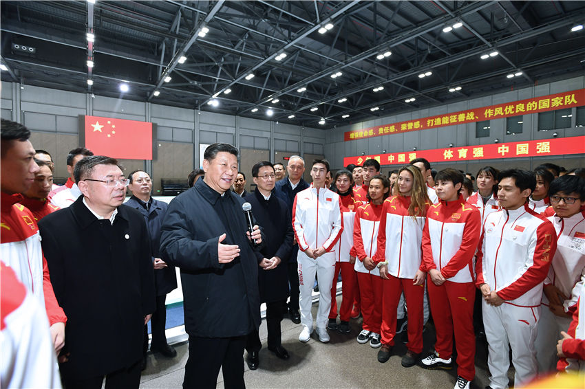 2月1日，中共中央總書記、國家主席、中央軍委主席習(xí)近平在北京看望慰問基層干部群眾，考察北京冬奧會、冬殘奧會籌辦工作。這是1日下午，習(xí)近平在國家冬季運動訓(xùn)練中心勉勵正在訓(xùn)練備戰(zhàn)的運動員、教練員。新華社記者 謝環(huán)馳 攝