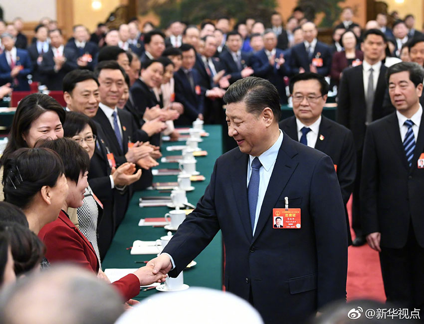 3月8日，中共中央總書記、國家主席、中央軍委主席習近平參加十三屆全國人大二次會議河南代表團的審議。在“三八”國際勞動婦女節到來之際，習近平代表黨中央，向參加全國兩會的女代表、女委員、女工作人員，向全國各族各界婦女，致以節日的祝賀和美好的祝福。這是習近平同女代表親切握手。新華社記者 謝環馳 攝