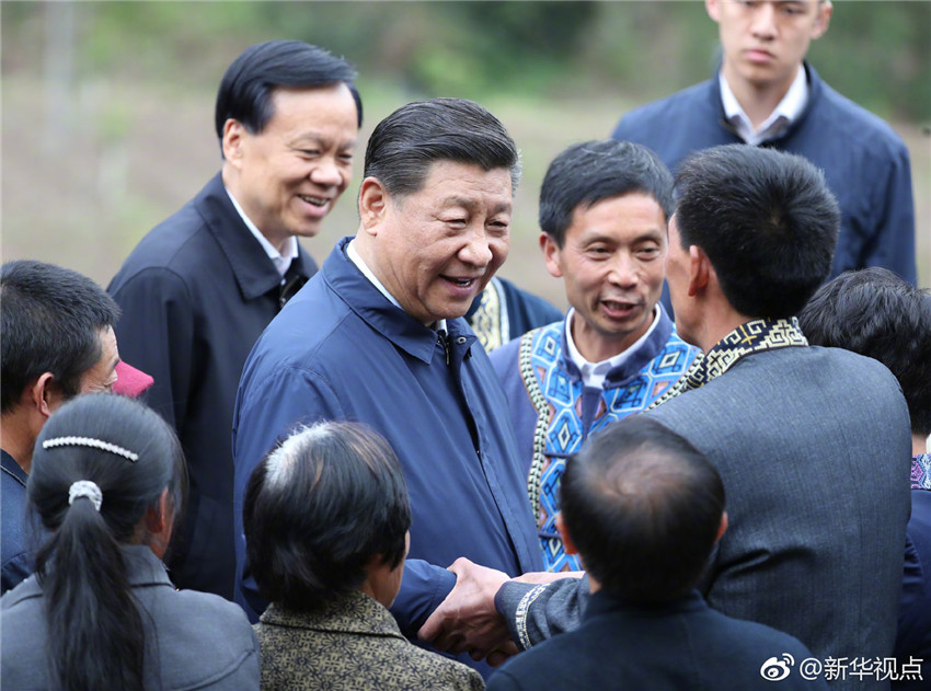 4月15日至17日，中共中央總書記、國家主席、中央軍委主席習近平在重慶考察，並主持召開解決“兩不愁三保障”突出問題座談會。這是4月15日下午，習近平在石柱土家族自治縣中益鄉(xiāng)華溪村同村民親切交流。新華社記者 丁海濤 攝
