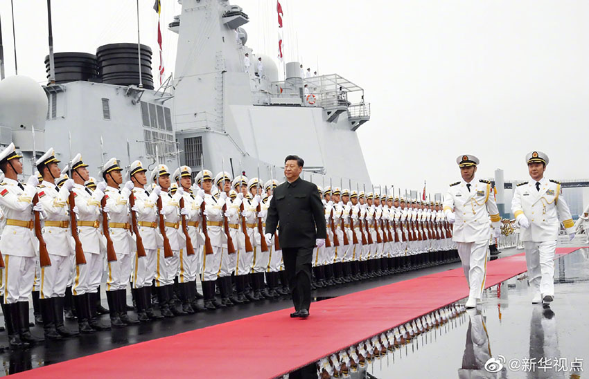 4月23日下午，中共中央總書記、國家主席、中央軍委主席習近平出席慶祝人民海軍成立70周年海上閱兵活動。12時40分許，習近平來到青島奧帆中心碼頭，檢閱中國人民解放軍海軍儀仗隊，隨后登上執行檢閱任務的西寧艦。 新華社記者 李剛 攝